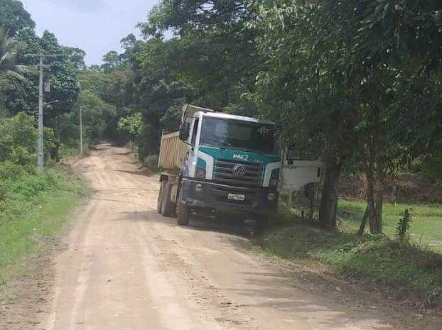 Camacã: Prefeito Paulo do Gás acompanha a recuperação da estrada do Km 2
